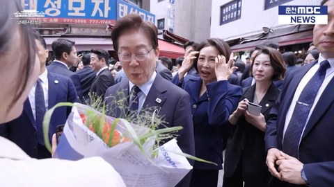대통령 부부 곁을 지키는 안귀령 부대변인