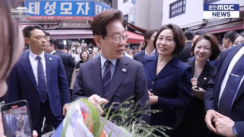 대통령 부부 곁을 지키는 안귀령 부대변인