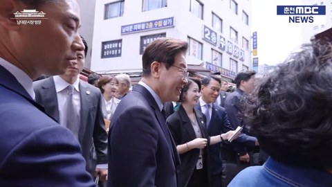 대통령 부부 곁을 지키는 안귀령 부대변인