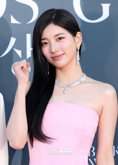 오늘자 백상 드레스가 겹친 수지랑 윤아