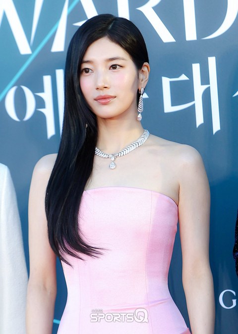 오늘자 백상 드레스가 겹친 수지랑 윤아